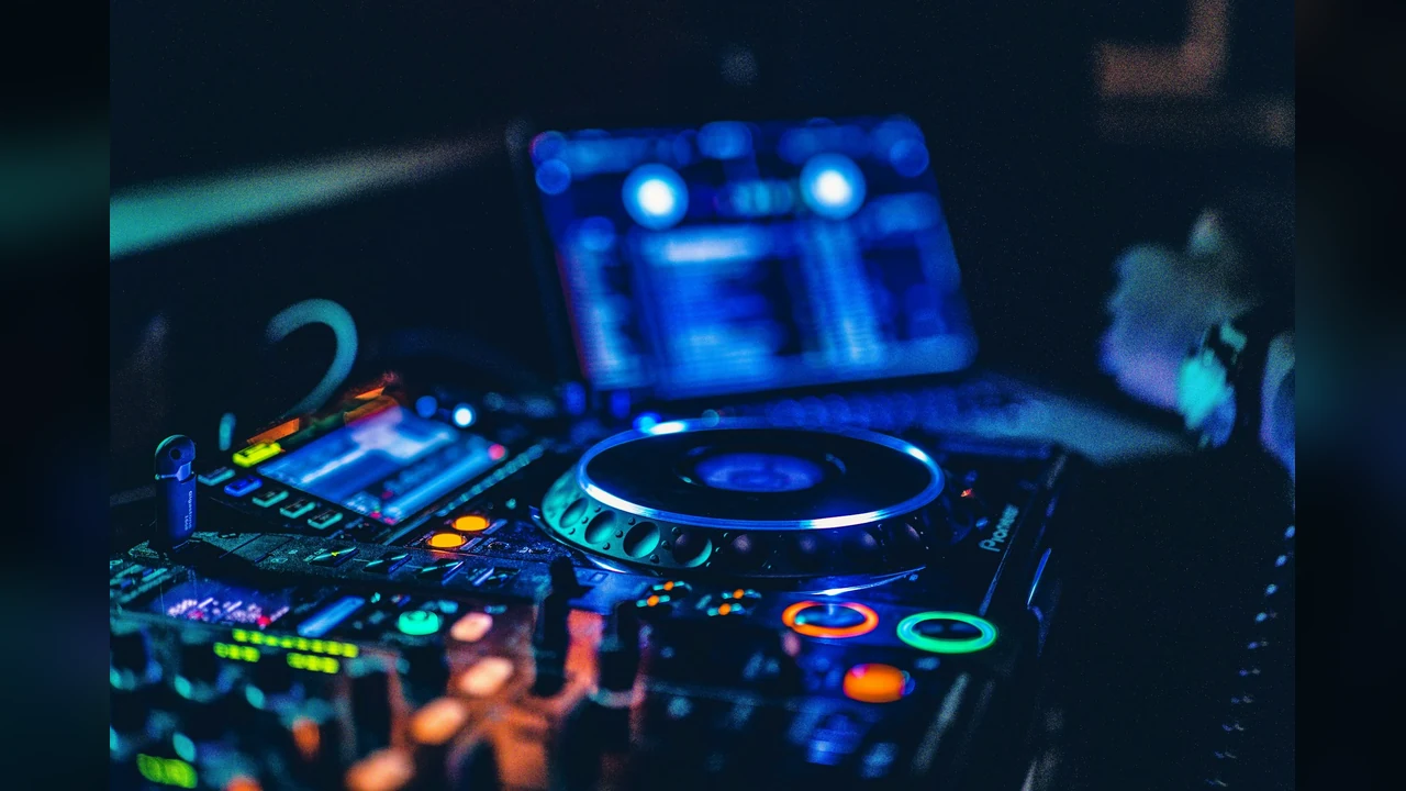 AIRapGenerator: a lit DJ controller for matching the beat