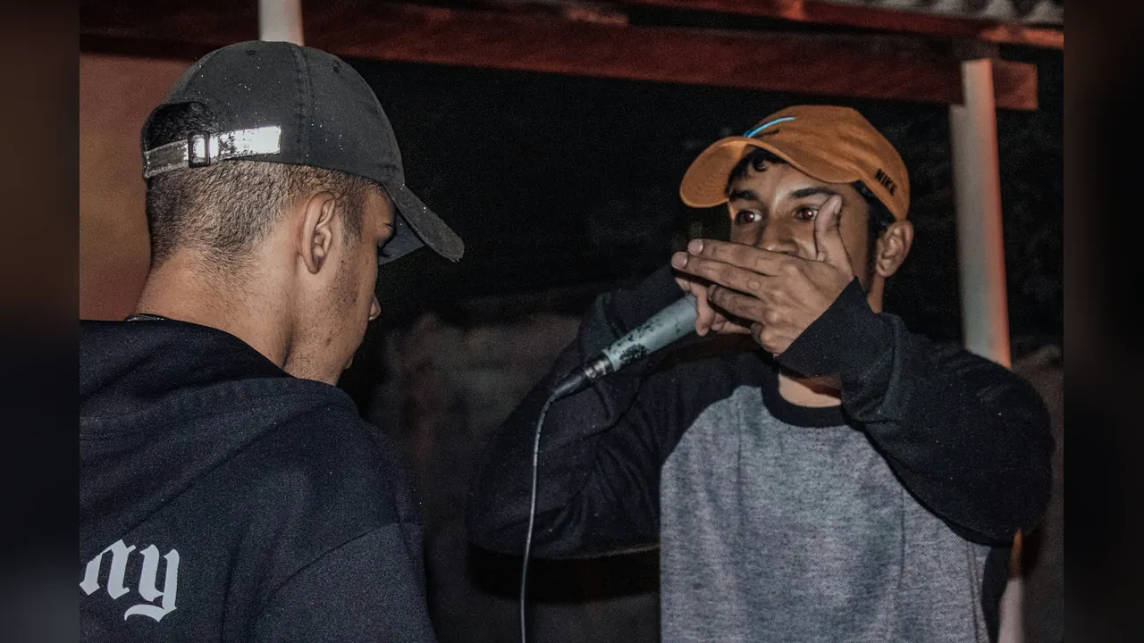 AIRapGenerator: two rappers facing off on the mic