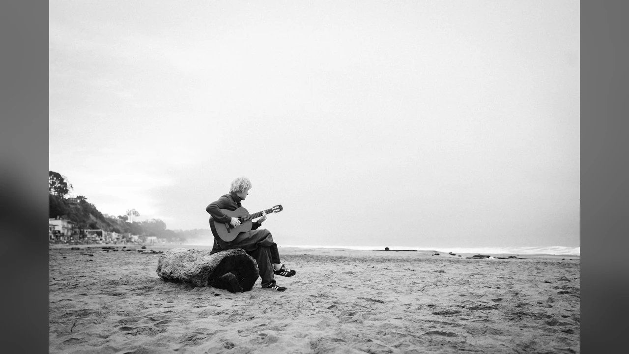 AIRapGenerator: a beach scene that could become the idea for a verse